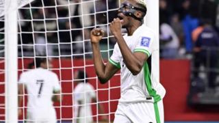 Gözyaşlarıyla oyundan alınmıştı! Sakatlanarak oyundan çıkan Osimhen için gece yarısı açıklama geldi