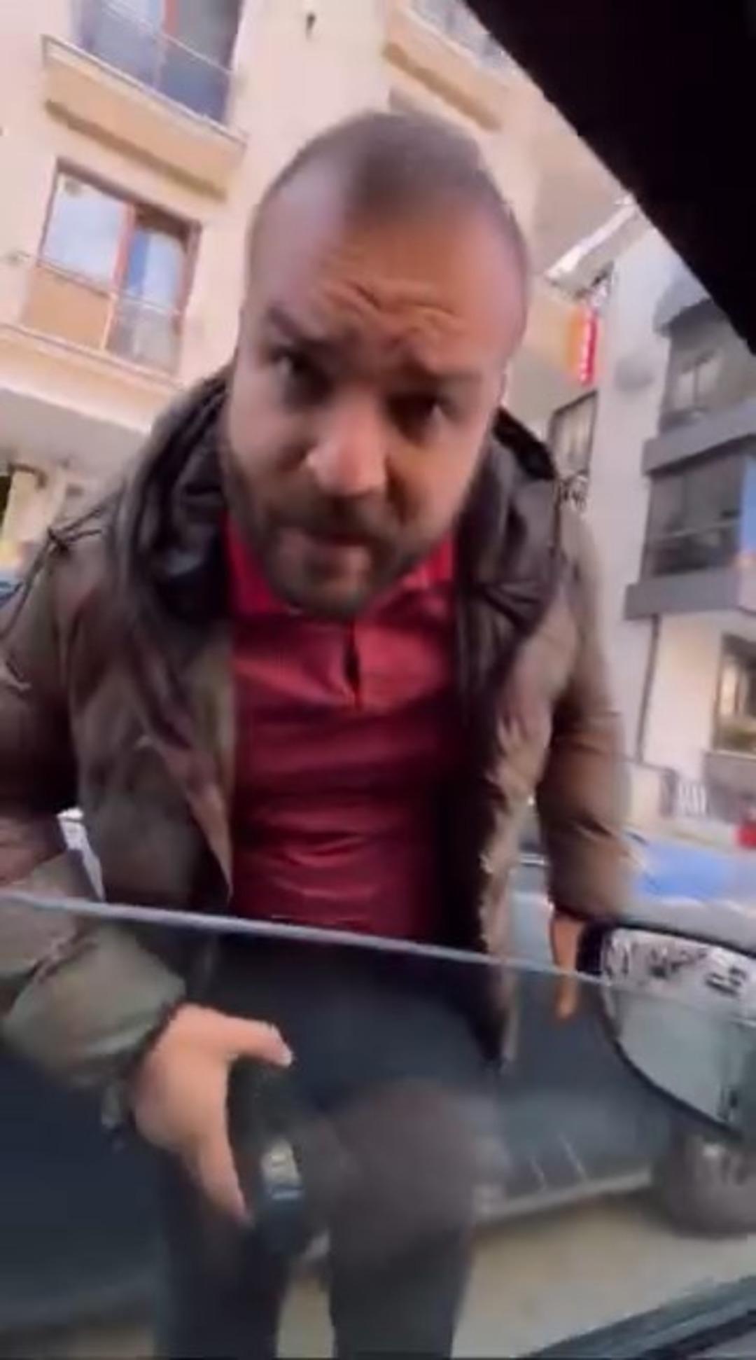 Avcılar da trafikte dehşet! Eşi ve bebeğinin yanında saldırıya uğradı, arabada çığlık sesleri yükseldi! 1