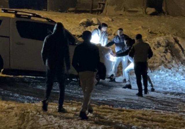 Y&uuml;ksekova&rsquo;da yollar piste d&ouml;nd&uuml;: S&uuml;r&uuml;c&uuml;lerin yokuşla imtihanı kameraya yansıdı 1