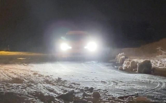 Y&uuml;ksekova&rsquo;da yollar piste d&ouml;nd&uuml;: S&uuml;r&uuml;c&uuml;lerin yokuşla imtihanı kameraya yansıdı 3