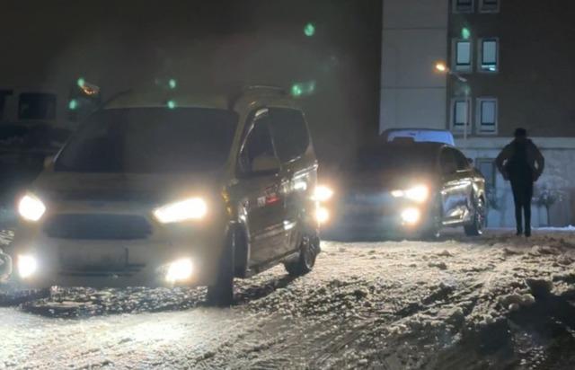 Y&uuml;ksekova&rsquo;da yollar piste d&ouml;nd&uuml;: S&uuml;r&uuml;c&uuml;lerin yokuşla imtihanı kameraya yansıdı 5
