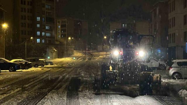Y&uuml;ksekova&rsquo;da yollar piste d&ouml;nd&uuml;: S&uuml;r&uuml;c&uuml;lerin yokuşla imtihanı kameraya yansıdı 6
