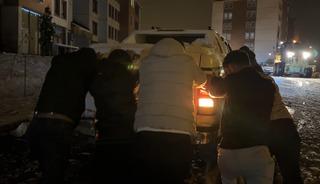 Yüksekova’da yollar piste döndü: Sürücülerin yokuşla imtihanı kameraya yansıdı