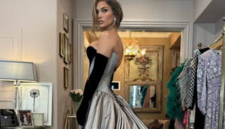 Askısız elbiseyle gerildi! Dekoltesini kontrol edip durdu