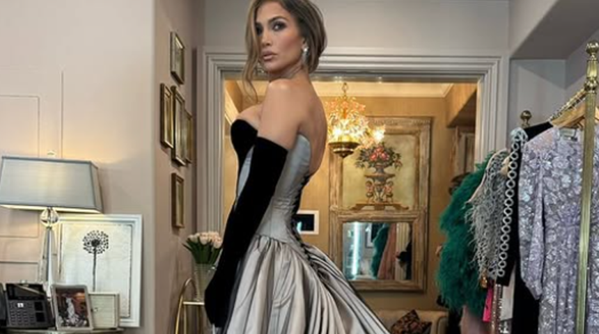 Askısız elbisesiyle galada dikkat &ccedil;ekti! Dekoltesini kontrol edip durdu