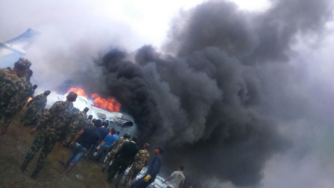 Nepal'de yolcu u&ccedil;ağı kaza yaptı! Feci g&ouml;r&uuml;nt&uuml;ler...