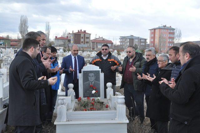 Merhum Gazeteci Öner Daşdelen mezarı başında anıldı