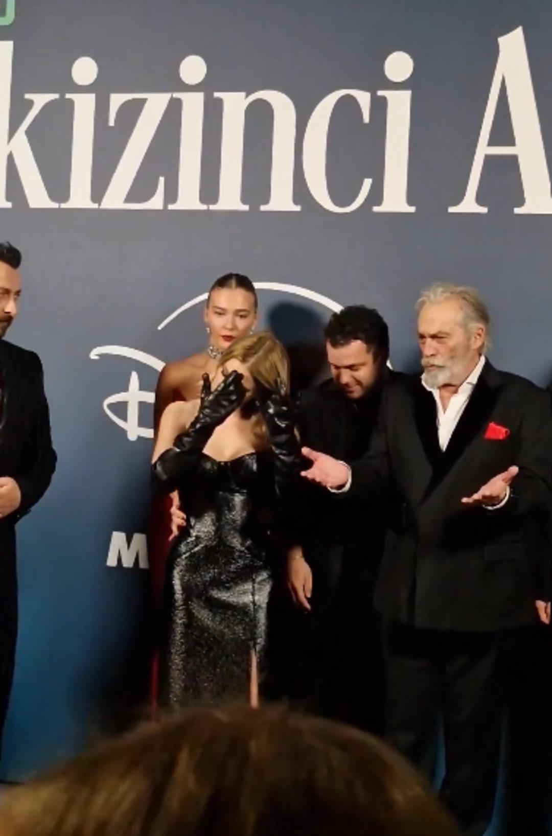 Hazal Kaya ve Melisa Döngel arasında yer krizi! Belinden tutup kaydırdı 1