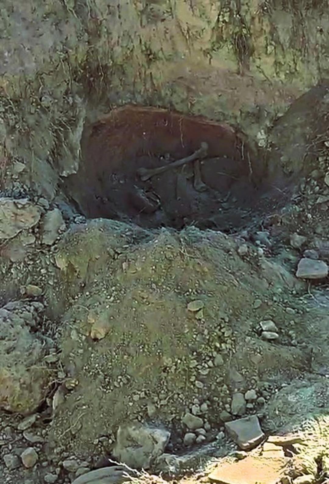 Su borusu d&ouml;şemek i&ccedil;in a&ccedil;ılan &ccedil;ukurda inanılmaz g&ouml;r&uuml;nt&uuml;: Toprak k&uuml;plerde insana ait kemik par&ccedil;aları bulundu! 1