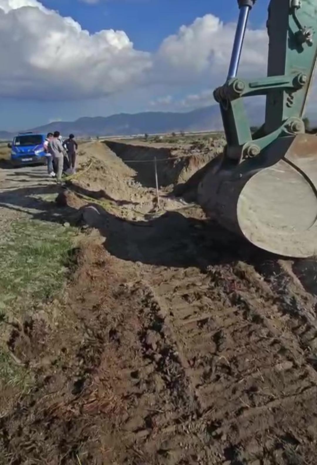 Su borusu d&ouml;şemek i&ccedil;in a&ccedil;ılan &ccedil;ukurda inanılmaz g&ouml;r&uuml;nt&uuml;: Toprak k&uuml;plerde insana ait kemik par&ccedil;aları bulundu! 3