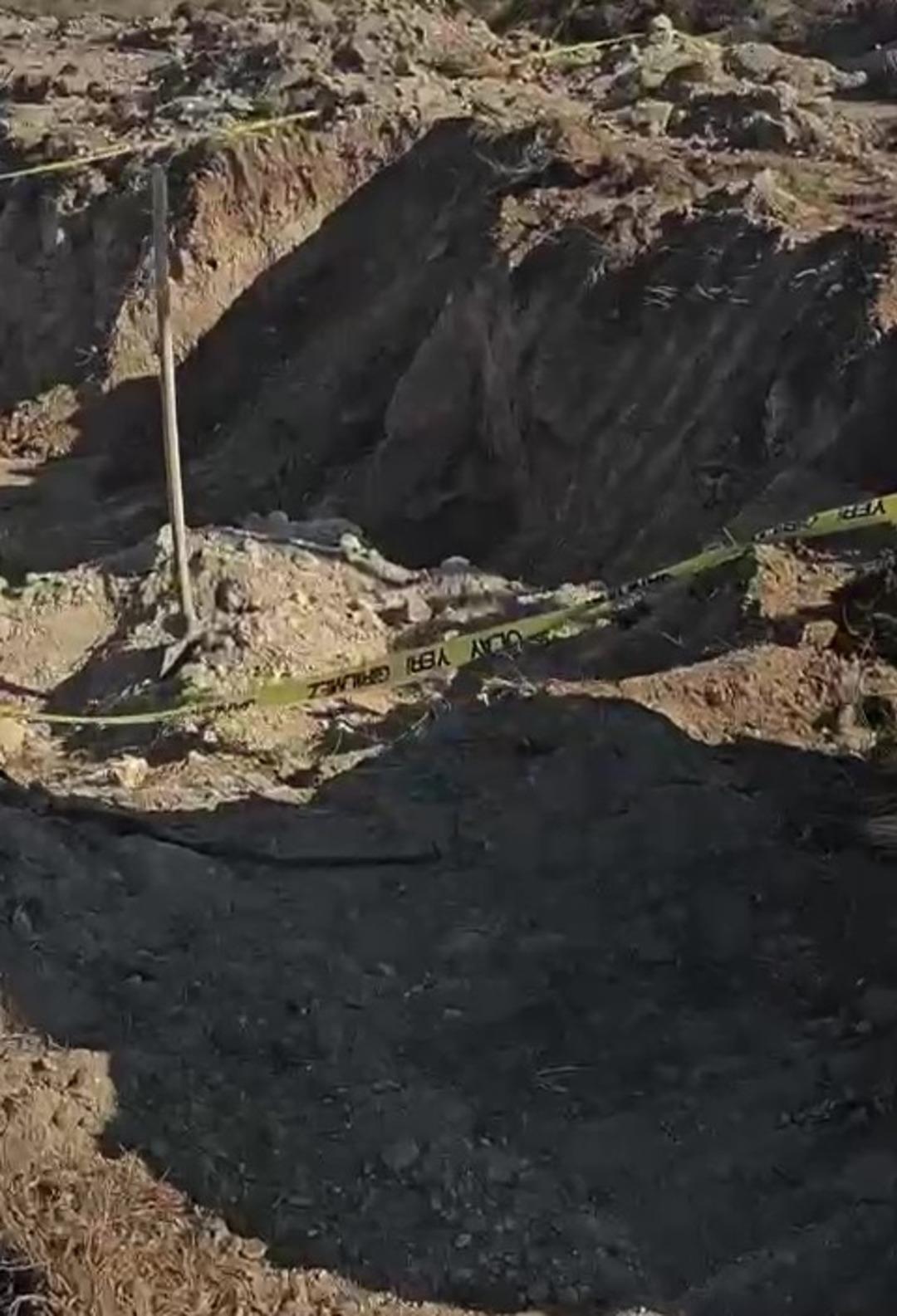 Su borusu d&ouml;şemek i&ccedil;in a&ccedil;ılan &ccedil;ukurda inanılmaz g&ouml;r&uuml;nt&uuml;: Toprak k&uuml;plerde insana ait kemik par&ccedil;aları bulundu! 4