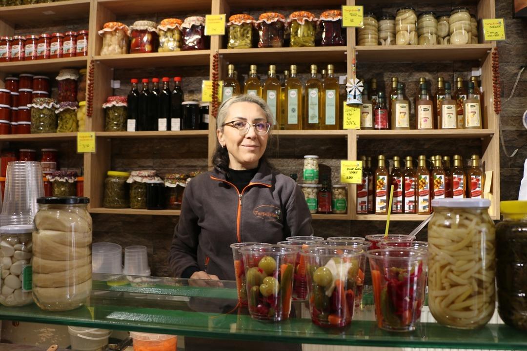 "Neşeli G&uuml;nler" filmi ger&ccedil;ek oldu: Boşanan &ccedil;iftin turşu d&uuml;kkanları karşı karşıya! Sirke mi limon mu?  1