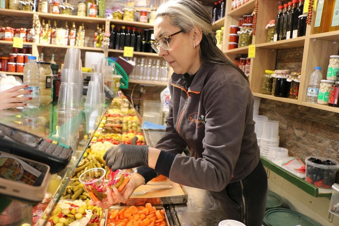 "Neşeli G&uuml;nler" filmi ger&ccedil;ek oldu: Boşanan &ccedil;iftin turşu d&uuml;kkanları karşı karşıya! Sirke mi limon mu?  2