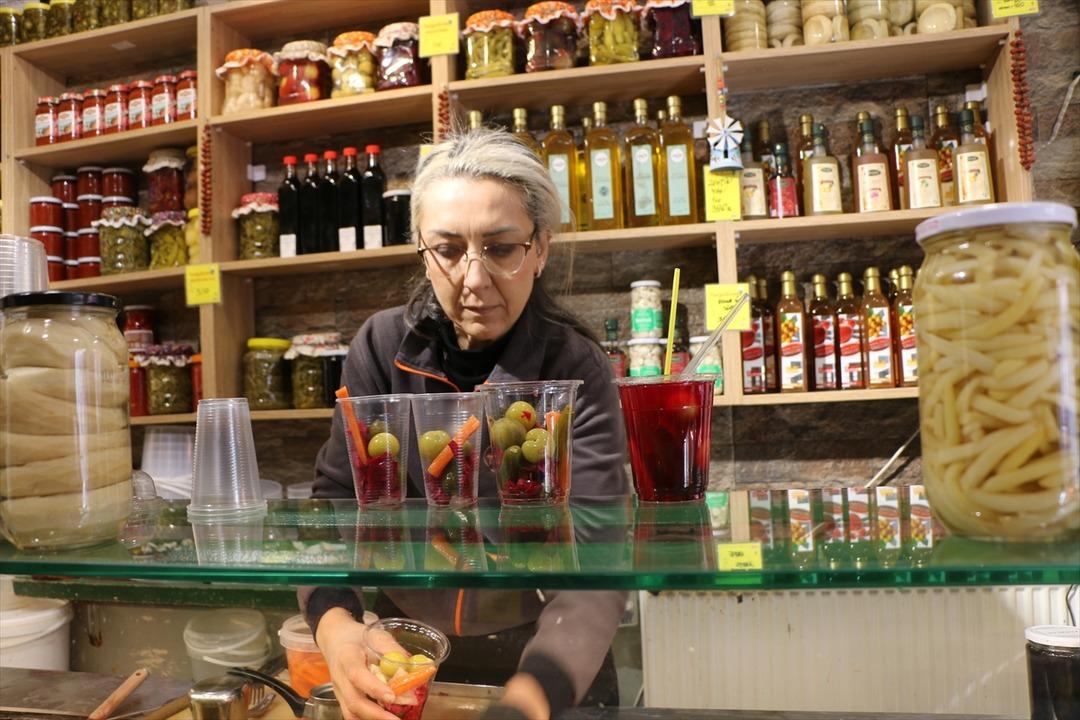 "Neşeli G&uuml;nler" filmi ger&ccedil;ek oldu: Boşanan &ccedil;iftin turşu d&uuml;kkanları karşı karşıya! Sirke mi limon mu?  3