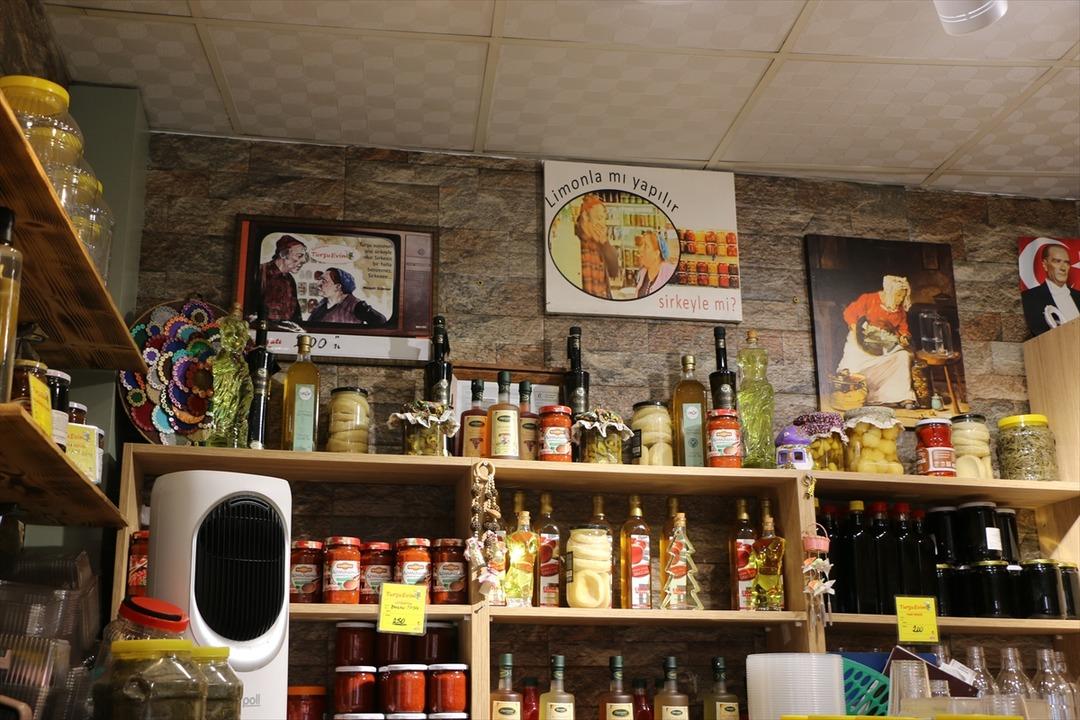 "Neşeli G&uuml;nler" filmi ger&ccedil;ek oldu: Boşanan &ccedil;iftin turşu d&uuml;kkanları karşı karşıya! Sirke mi limon mu?  7