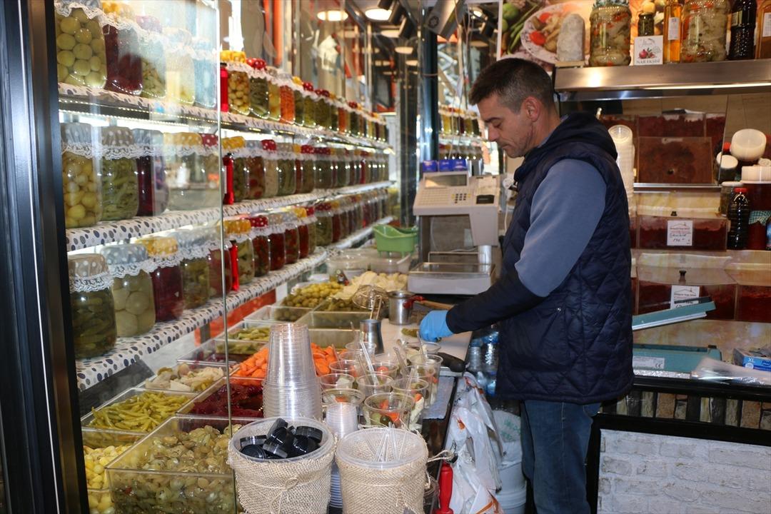 "Neşeli G&uuml;nler" filmi ger&ccedil;ek oldu: Boşanan &ccedil;iftin turşu d&uuml;kkanları karşı karşıya! Sirke mi limon mu?  9