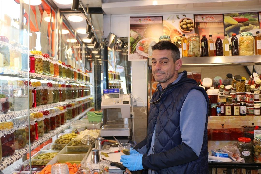 "Neşeli G&uuml;nler" filmi ger&ccedil;ek oldu: Boşanan &ccedil;iftin turşu d&uuml;kkanları karşı karşıya! Sirke mi limon mu?  10