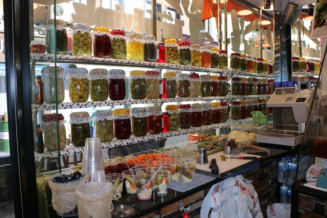 "Neşeli G&uuml;nler" filmi ger&ccedil;ek oldu: Boşanan &ccedil;iftin turşu d&uuml;kkanları karşı karşıya! Sirke mi limon mu?  11