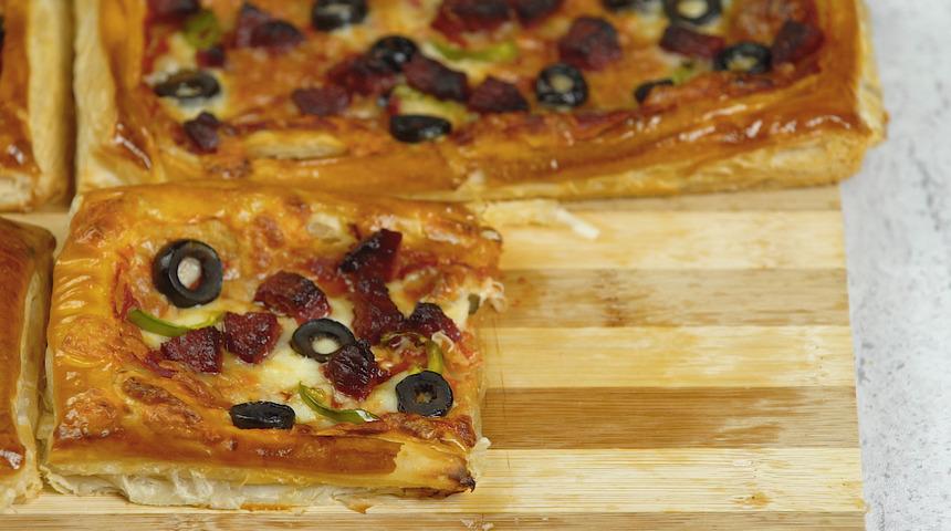 Pizza çok kıskanacak: Milföy hamurundan kolay pizza