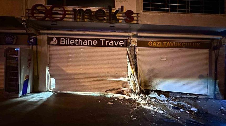 Mardin&rsquo;de otomobil iş yerinin kepengine &ccedil;arptı: 4 yaralı