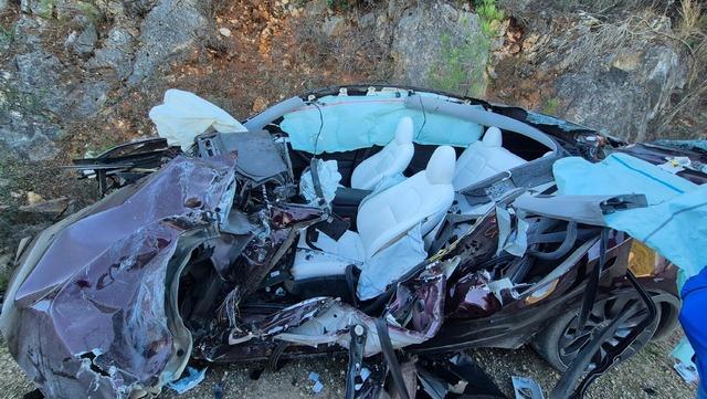 TIR ile çarpışan otomobil, demir yığınına döndü; 2 yaralı 2