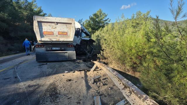 TIR ile çarpışan otomobil, demir yığınına döndü; 2 yaralı 1