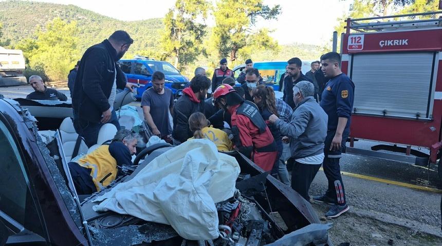 TIR ile çarpışan otomobil, demir yığınına döndü; 2 yaralı
