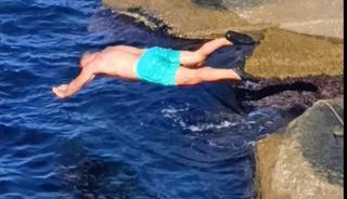 Soğuk havaya aldırış etmeden denize girdi