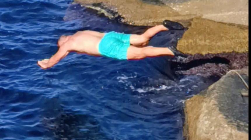 Soğuk havaya aldırış etmeden denize girdi