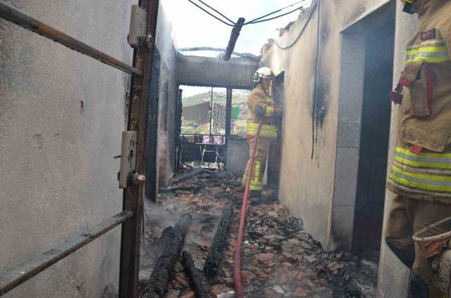 Demirci&rsquo;de &ccedil;ıkan yangında bir ev kullanılamaz hale geldi 6