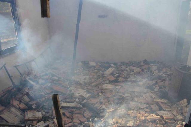 Demirci&rsquo;de &ccedil;ıkan yangında bir ev kullanılamaz hale geldi 5