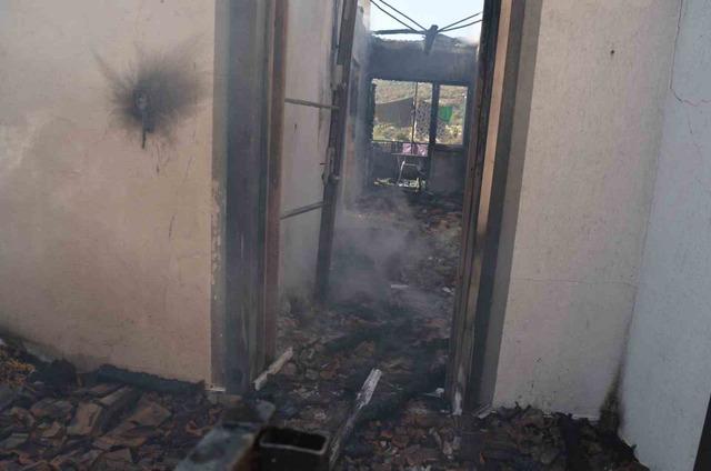 Demirci&rsquo;de &ccedil;ıkan yangında bir ev kullanılamaz hale geldi 4