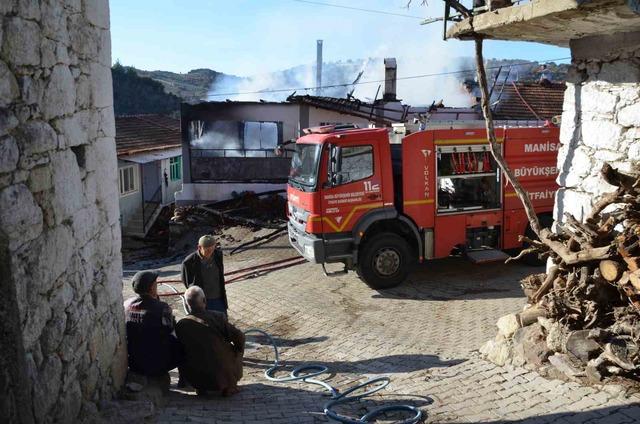 Demirci&rsquo;de &ccedil;ıkan yangında bir ev kullanılamaz hale geldi 3