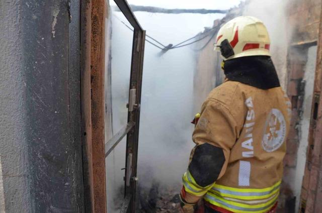 Demirci&rsquo;de &ccedil;ıkan yangında bir ev kullanılamaz hale geldi 2