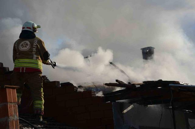 Demirci&rsquo;de &ccedil;ıkan yangında bir ev kullanılamaz hale geldi 1