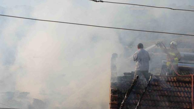Demirci’de çıkan yangında bir ev kullanılamaz hale geldi