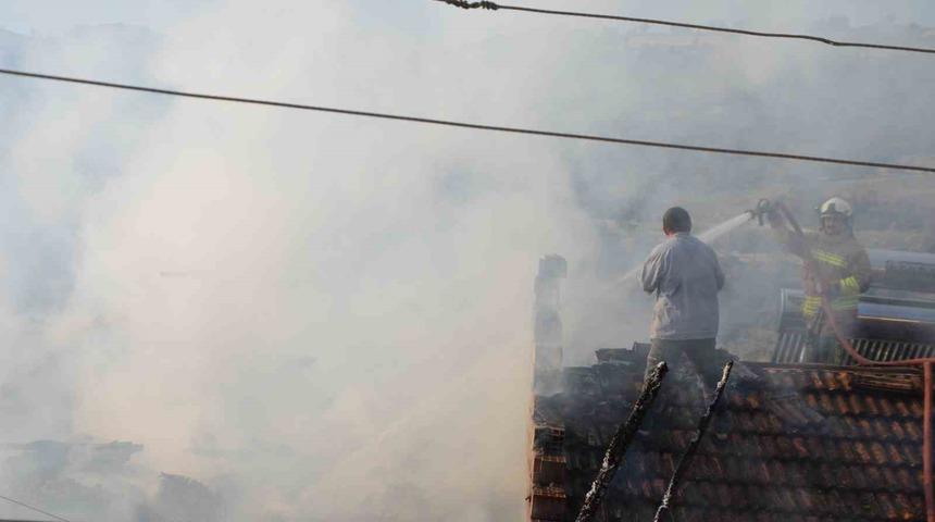Demirci&rsquo;de &ccedil;ıkan yangında bir ev kullanılamaz hale geldi