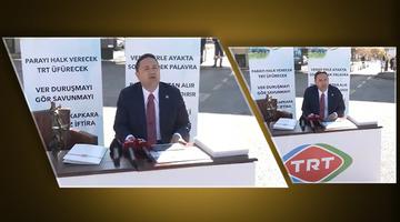 CHP'li milletvekilinden TRT önünde dikkat çeken eylem! Stüdyo kurup 'Siyah beyaz' çağrısında bulundu