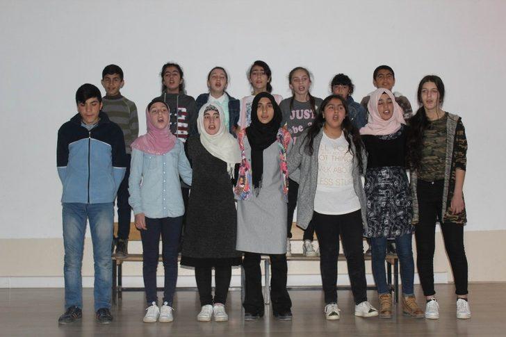 Ahıska Türkü çocuklar İstiklal Marşı’nı güzel okumak için yarıştı