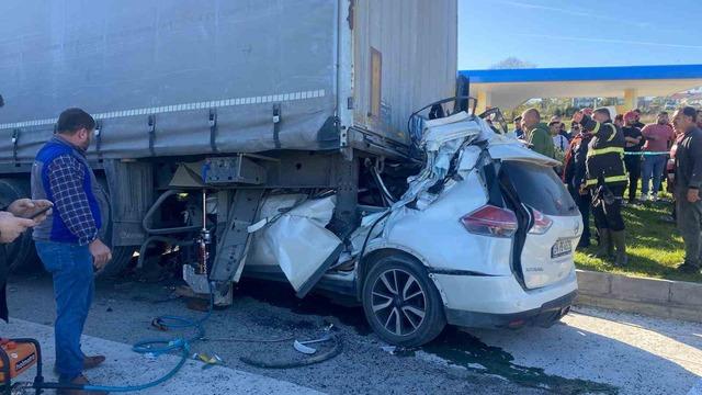 Otomobil tırın altına girdi: &Ouml;zel eğitim &ouml;ğretmeni hayatını kaybetti 2