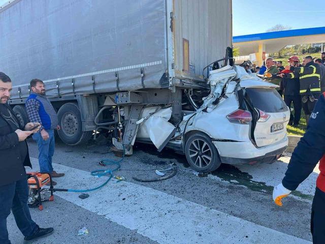 Otomobil tırın altına girdi: &Ouml;zel eğitim &ouml;ğretmeni hayatını kaybetti 1