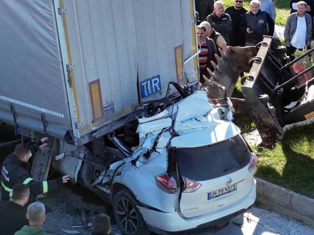 Otomobil tırın altına girdi: Özel eğitim öğretmeni hayatını kaybetti