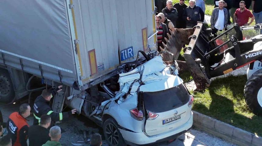 Otomobil tırın altına girdi: &Ouml;zel eğitim &ouml;ğretmeni hayatını kaybetti