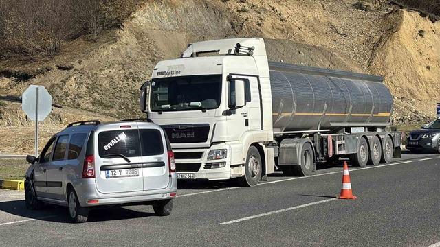 D-100’de tırın önüne kattığı araç hasar aldı 5