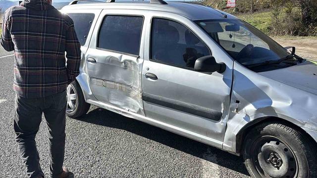 D-100’de tırın önüne kattığı araç hasar aldı 3