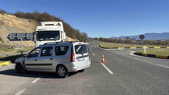 D-100’de tırın önüne kattığı araç hasar aldı 2