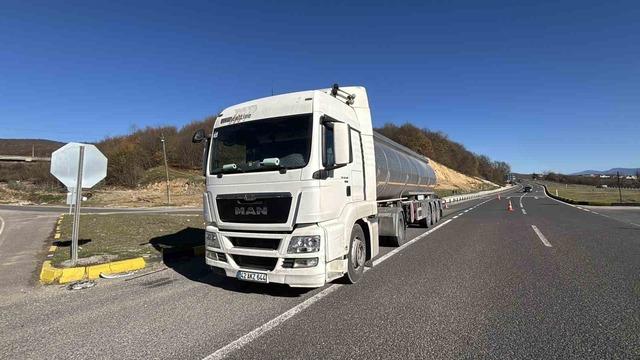 D-100’de tırın önüne kattığı araç hasar aldı 1