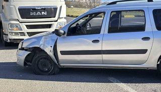 D-100’de tırın önüne kattığı araç hasar aldı