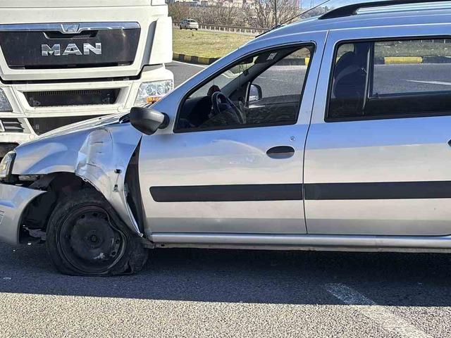 D-100’de tırın önüne kattığı araç hasar aldı