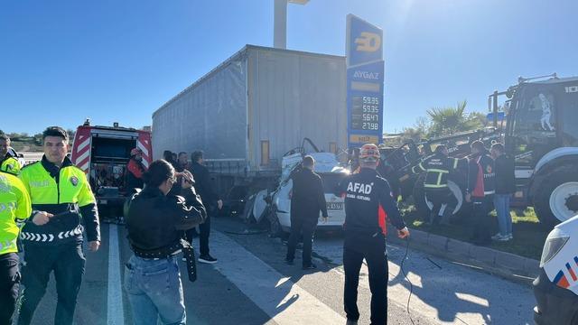 Otomobil, TIR'a arkadan çarptı; öğretmen öldü